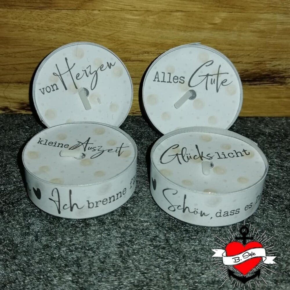Set aus Kerzen mit der Aufschrift "Glückslicht" und "Ach brenne für Dich" von easy-sticks, inspiriert von der Kerzensprüche für jeden Anlass 1, ideal für Geschenke oder Dekoration.