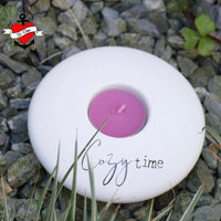 Kerzenhalter in runder Form mit einem lila Teelicht und dem Schriftzug "Cozy time", gestaltet mit der Plotterdatei "Kerzensprüche für jeden Anlass 2" von easy-sticks, ideal für ein gemütliches Zuhause.