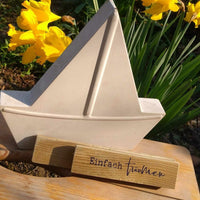 Dekorativer Zementboot mit dem Spruch "Einfach träumen", inspiriert von der Plotterdatei "Kerzensprüche für jeden Anlass 2" von easy-sticks.