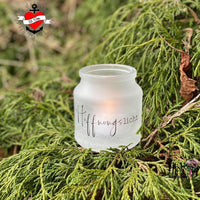 Frosted Glaslaterne mit dem Schriftzug "Hoffnungslicht", Teil der Plotterdatei "Kerzensprüche für jeden Anlass 2" von easy-sticks.