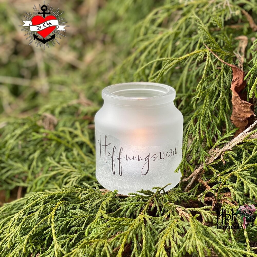 Frosted Glaslaterne mit dem Schriftzug "Hoffnungslicht", Teil der Plotterdatei "Kerzensprüche für jeden Anlass 2" von easy-sticks.