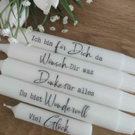 Weiße Kerzen mit inspirierenden Sprüchen, gestaltet mit der Plotterdatei "Kerzensprüche für jeden Anlass 2" von easy-sticks.