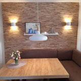 Gemütlicher Essbereich mit modernen Holzmöbeln und dekorativem Wanddesign, perfekt für kreative Bastelprojekte mit Easy-Sticks 4.0 von Easy-Sticks.