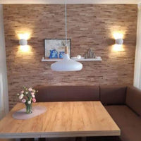 Gemütlicher Essbereich mit modernen Holzmöbeln und dekorativem Wanddesign, perfekt für kreative Bastelprojekte mit Easy-Sticks 4.0 von Easy-Sticks.