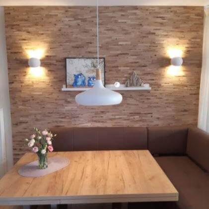 Gemütlicher Essbereich mit modernen Holzmöbeln und dekorativem Wanddesign, perfekt für kreative Bastelprojekte mit Easy-Sticks 4.0 von Easy-Sticks.