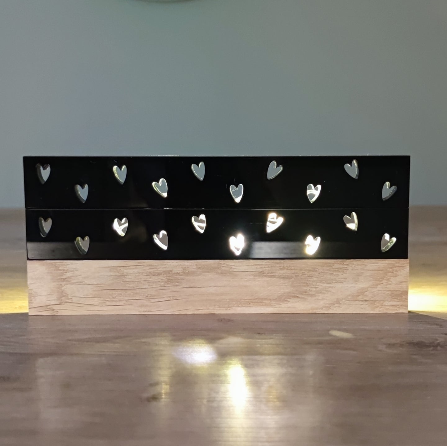 Schwarze Acryl Easy-Sticks mit Herzchen-Muster von Easy-Sticks. Perfekt für kreative Projekte und Dekorationen, die im Innen- und Außenbereich Verwendung finden. Set mit 4 Stück.