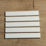 Easy-Sticks Acryl Weiß - 8 Stück - 16 cm Länge, fünf hochglänzende weiße Acryl-Sticks auf einem Holzuntergrund, perfekt für verschiedene Bastelprojekte.