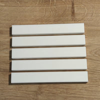 Easy-Sticks Acryl Weiß - 8 Stück - 16 cm Länge, fünf hochglänzende weiße Acryl-Sticks auf einem Holzuntergrund, perfekt für verschiedene Bastelprojekte.