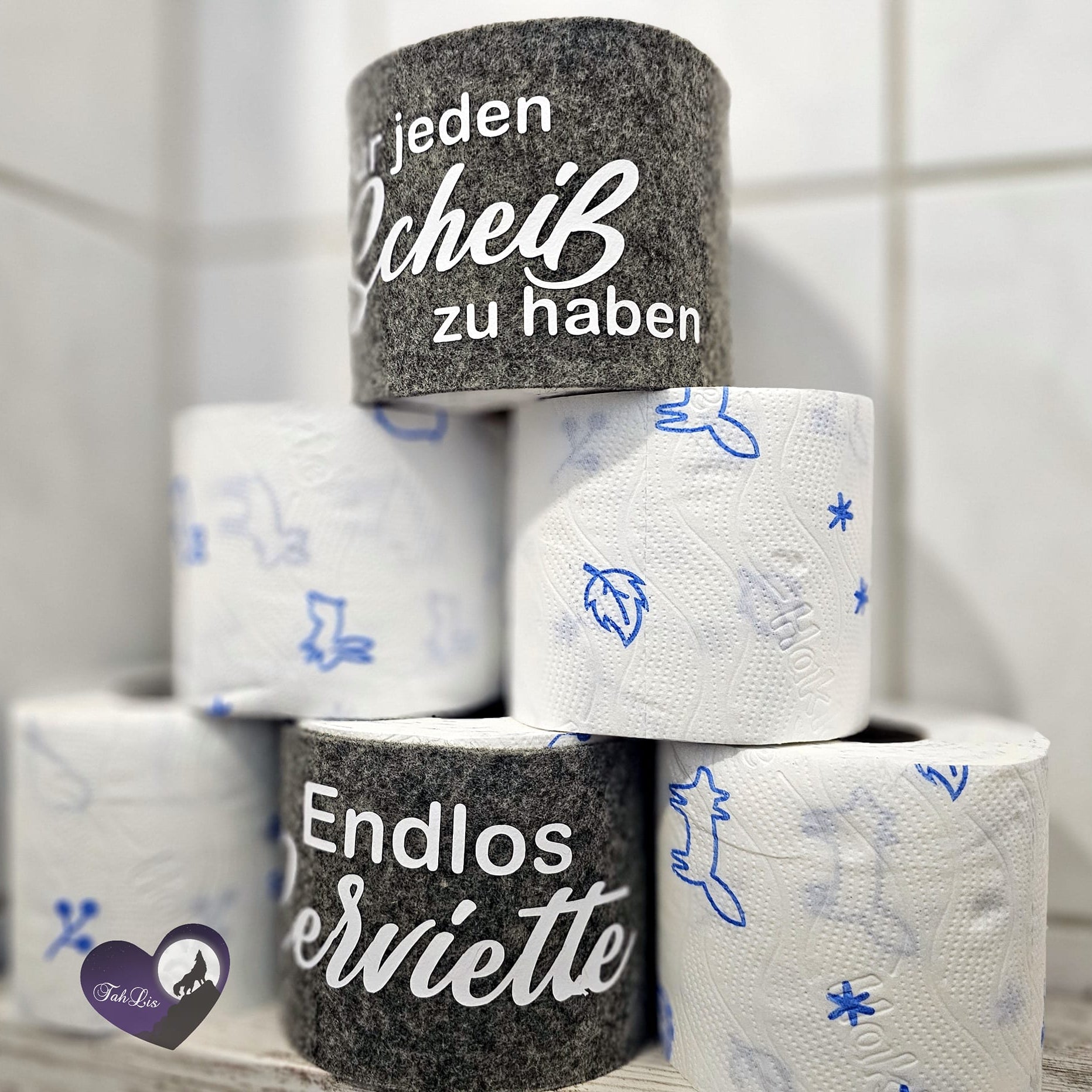 Stapel von Klorollen mit Sprüchen von easy-sticks, darunter 'Endlos Serviette' und 'Für jeden Scheiß zu haben', ideal für DIY-Bastelprojekte.