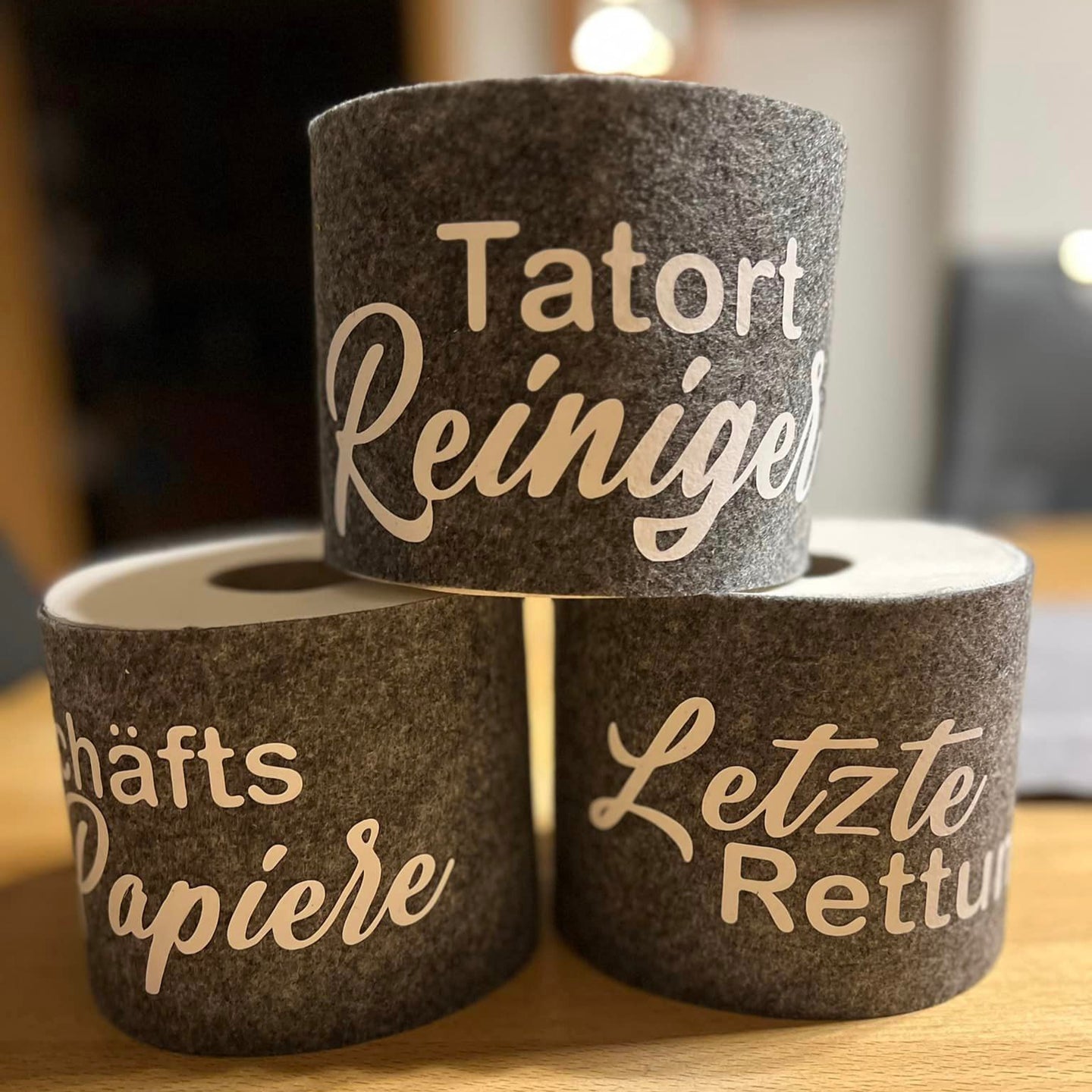 Kreative Klorollen mit Sprüchen von easy-sticks: 'Tatort Reiniger', 'Geschäfts Papiere', und 'Letzte Rettung' auf Filzrollen, perfekt für DIY-Projekte.