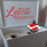 Praktische Aufbewahrungsbox für Toilettenrollen mit dem Spruch "Letzte Reserve" von easy-sticks, eine kreative Lösung für jedes Bad.