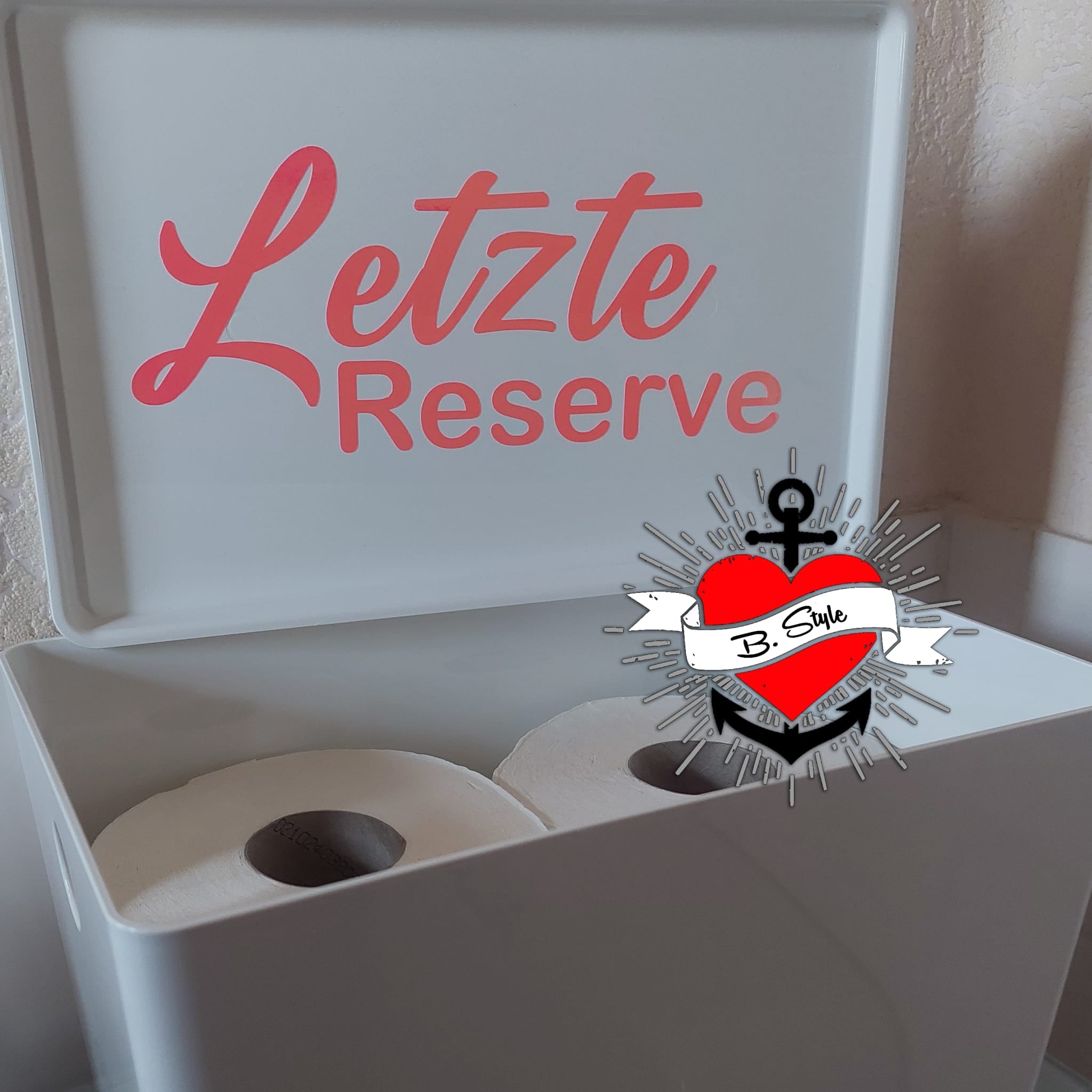 Praktische Aufbewahrungsbox für Toilettenrollen mit dem Spruch "Letzte Reserve" von easy-sticks, eine kreative Lösung für jedes Bad.