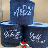 Innovative Toilettenpapierrollen im Denim-Look mit witzigen Sprüchen von easy-sticks, perfekt für kreative Deko-Ideen.