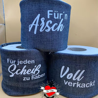 Innovative Toilettenpapierrollen im Denim-Look mit witzigen Sprüchen von easy-sticks, perfekt für kreative Deko-Ideen.
