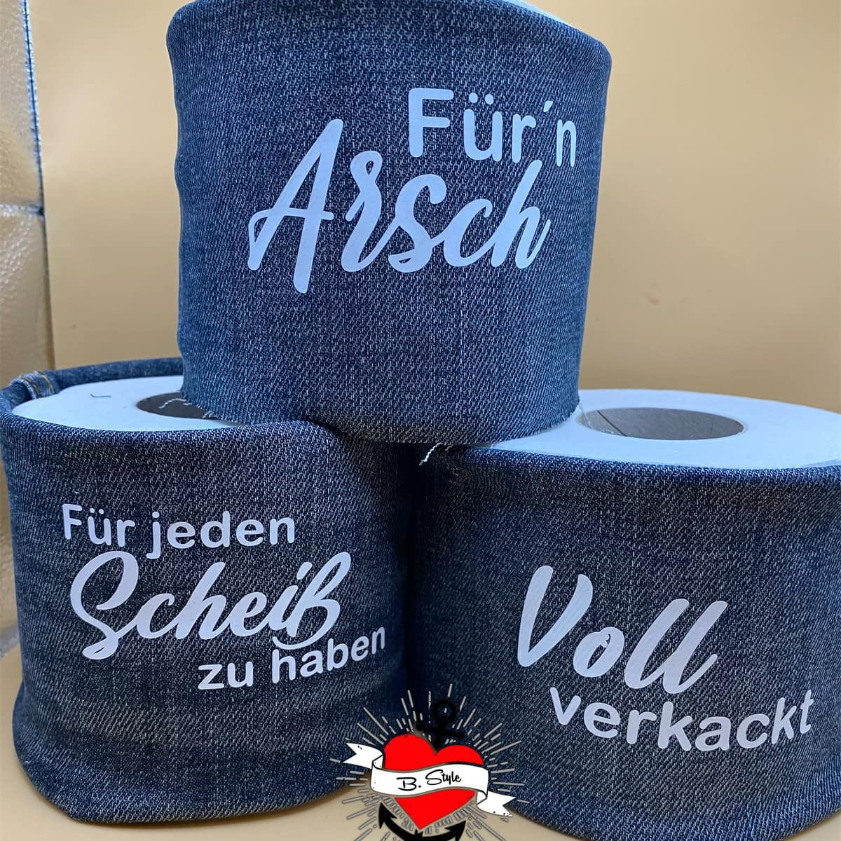 Innovative Toilettenpapierrollen im Denim-Look mit witzigen Sprüchen von easy-sticks, perfekt für kreative Deko-Ideen.