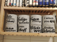 Regal mit Klorollen, alle bedruckt mit humorvollen Sprüchen wie 'Rolle meines Lebens' und 'Heilige Scheiße', bereit für kreative Projekte von easy-sticks.