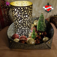 Ein stilvoller Korb mit einer lit-up Sternenlampe und bunten Christbaumkugeln, inspiriert von der Korb DIY Plotterdatei von easy-sticks.