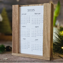 Lade das Bild in den Galerie-Viewer, Kreativer DIY Kalender 2026 von easy-sticks, gestaltet mit einem rustikalen Holzständer und umgeben von festlichem Schmuck, ideal als persönliches Geschenk und zur Dekoration.
