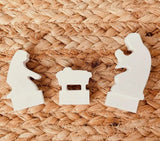 Natürliche Präsentation der Weihnachtskrippe mit Figuren aus der Gießform von easy-sticks, ideal für kreative DIY-Projekte – Detailgenau, Made in Germany.