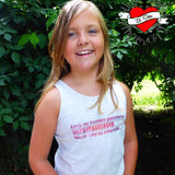 Ein fröhliches Mädchen trägt ein Tanktop mit dem Aufdruck 'Kritik zur Kenntnis genommen ... Ignoriervorgang eingeleitet' von easy-sticks in einer natürlichen Umgebung.