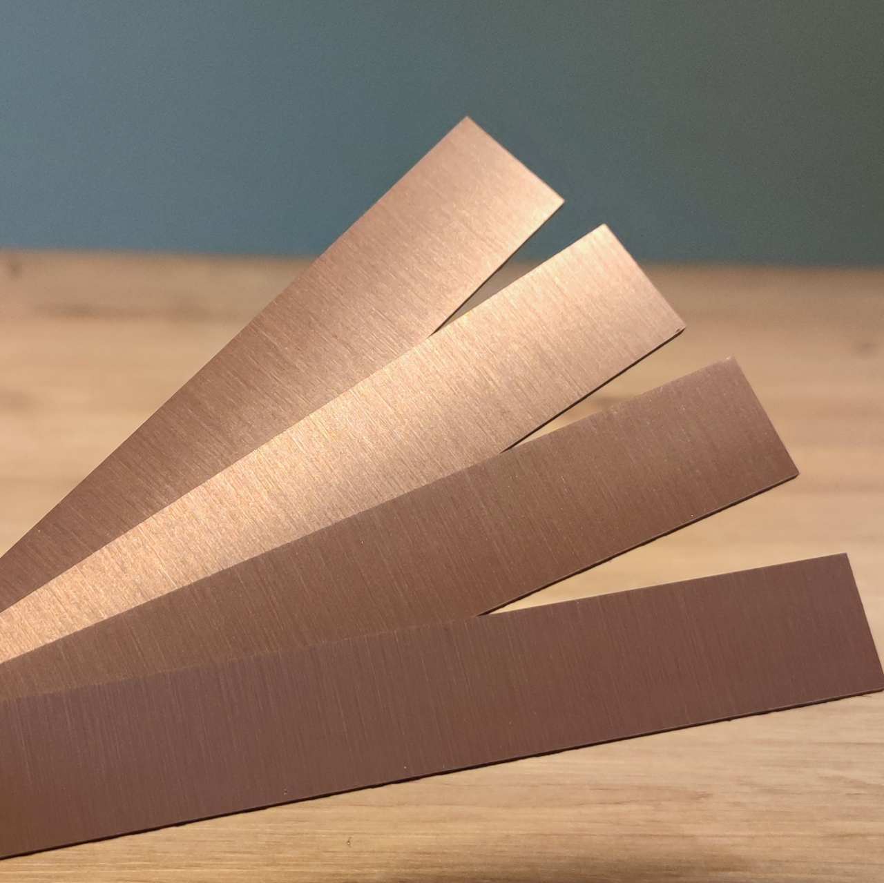 Ein Set von vier kupferfarbenen Easy-Sticks, 16 cm lang, ideal für kreative Bastelprojekte von Easy-Sticks.