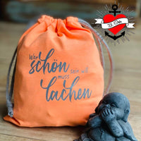 Beuteltasche mit dem Spruch "Wer schön sein will muss lachen", entworfen von easy-sticks, ideal für kreative DIY-Projekte.