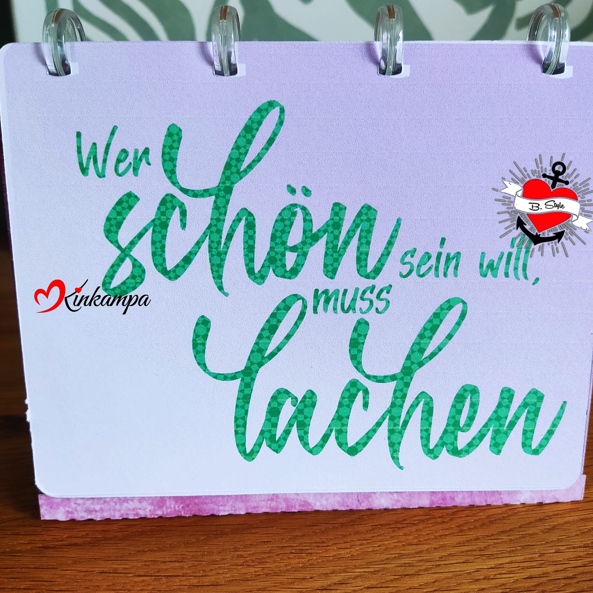 Kalenderblatt mit der Aufschrift 'Wer schön sein will, muss lachen', gestaltet von easy-sticks, bringt Freude in jeden Monat und ist ideal für Büro und Zuhause.