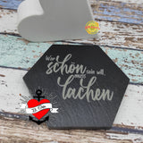 Dekorative Holzplatte mit der Aufschrift 'Wer schön sein will, muss lachen', designed by easy-sticks, ideal für kreative Bastelprojekte und DIY Ideen.
