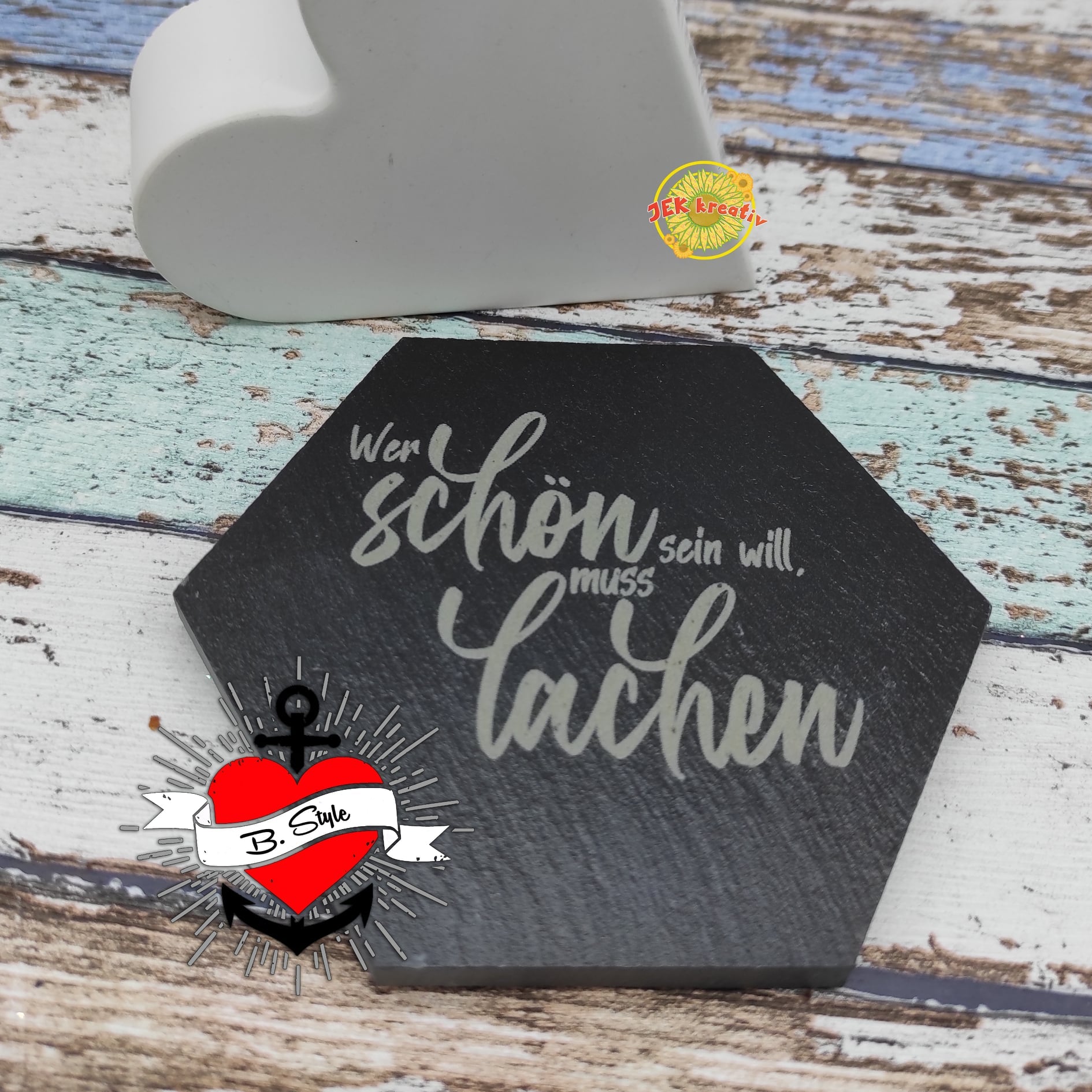 Dekorative Holzplatte mit der Aufschrift 'Wer schön sein will, muss lachen', designed by easy-sticks, ideal für kreative Bastelprojekte und DIY Ideen.