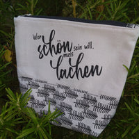 Praktische Kosmetiktasche mit dem Spruch "Wer schön sein will muss lachen" von easy-sticks, perfekt für DIY-Projekte.