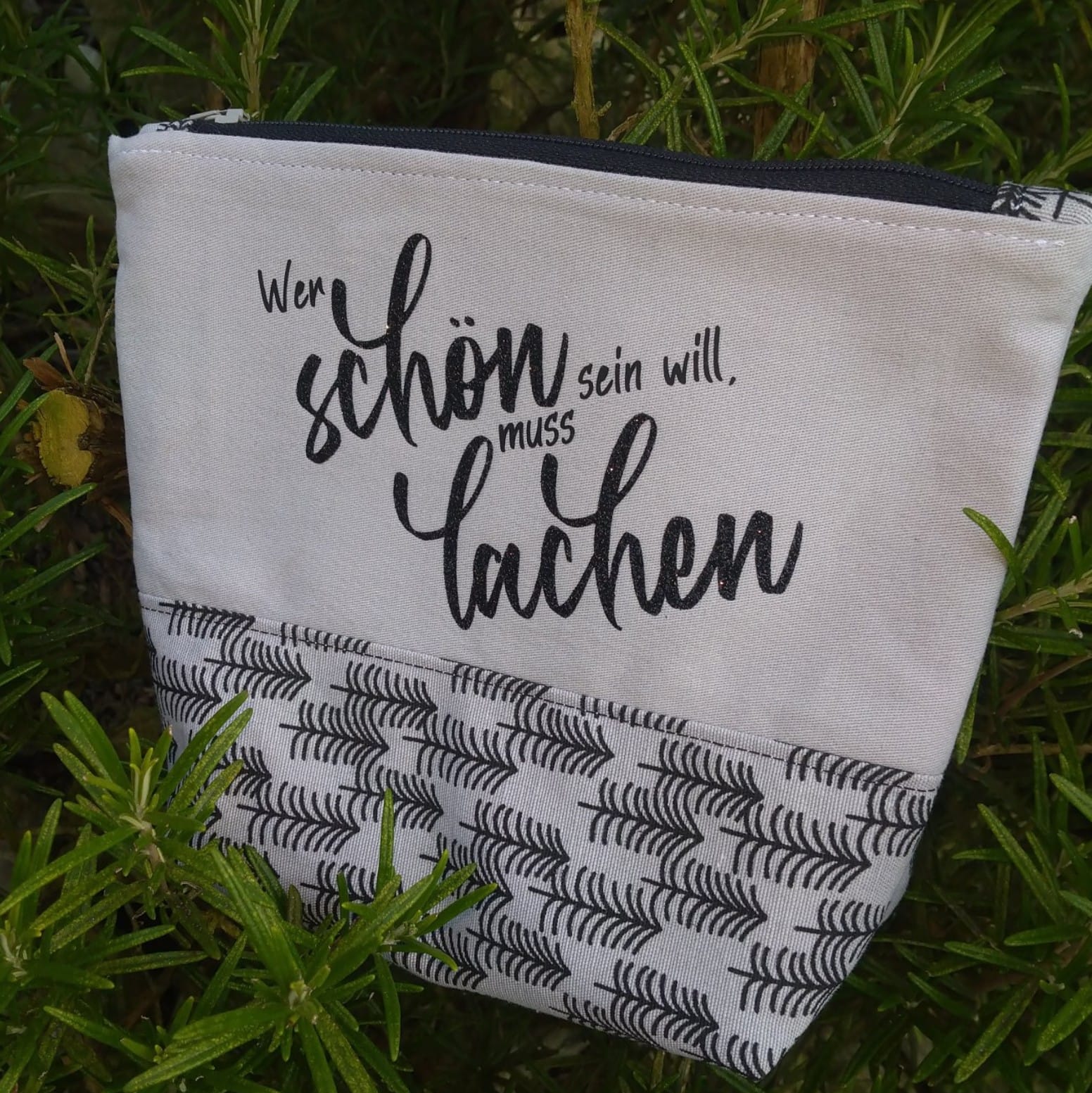 Praktische Kosmetiktasche mit dem Spruch "Wer schön sein will muss lachen" von easy-sticks, perfekt für DIY-Projekte.