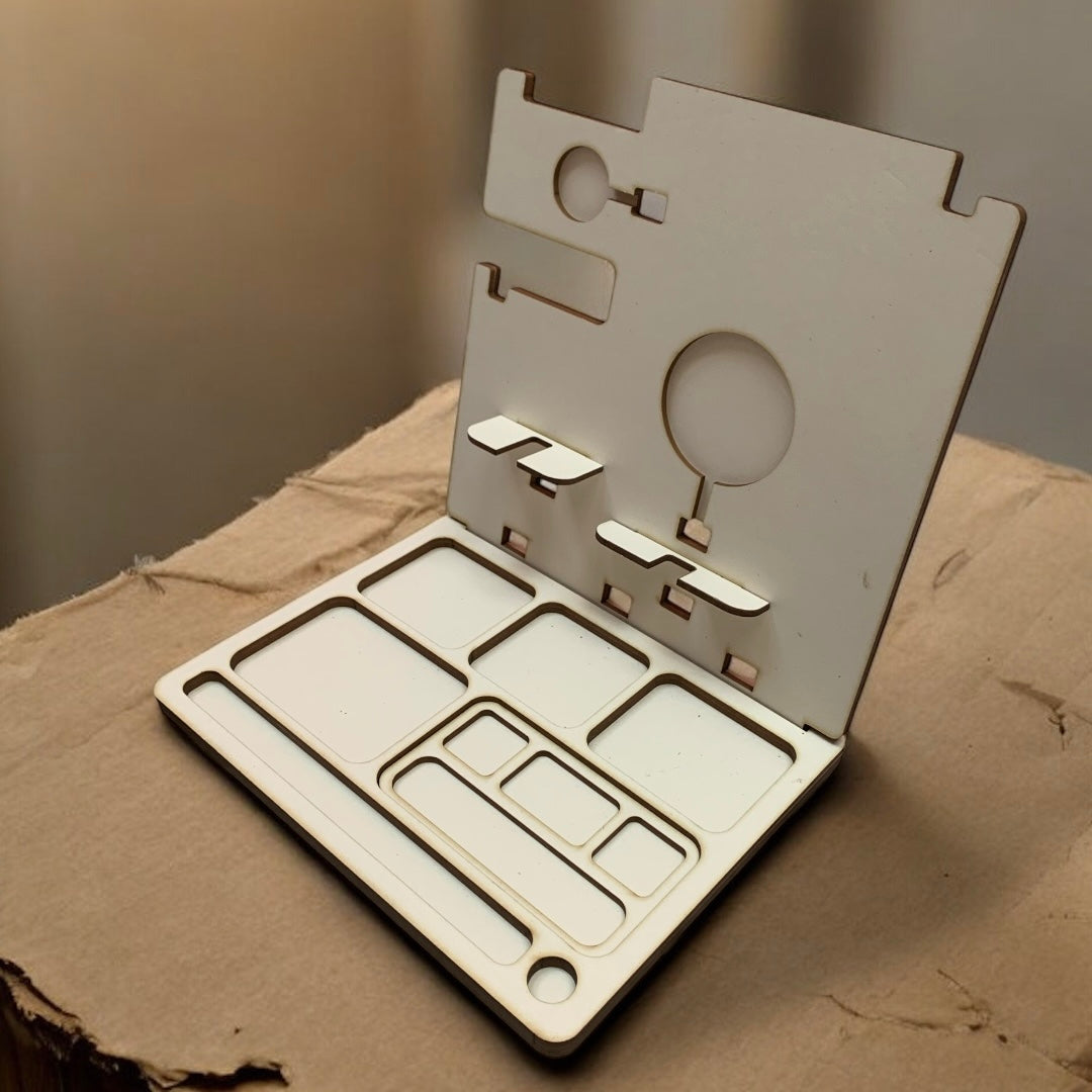 Lade Tisch Organzier Laserdatei 3&4 mm von easy-sticks, präsentiert in einem kunstvollen, lasergeschnittenen Design mit mehreren Fächern und eleganten Linien, ideal für kreative Projekte und Bastelarbeiten.