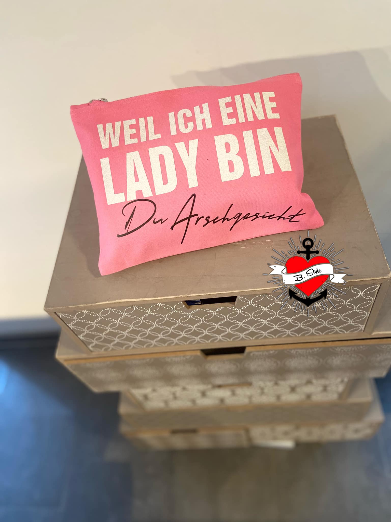 Anwendungsbeispiele der Weil ich eine Lady - Du Arschgesicht Plotterdatei für DIY Projekte, für persönliche und originelle Bastelideen.