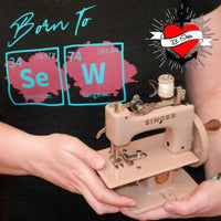 Stylisches T-Shirt mit Periodensystem-Elementen Se (Selen) und W (Wolfram) von easy-sticks. Perfekt für Nähbegeisterte und kreative Köpfe.
