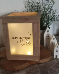 Fertige Holzlaterne mit beleuchtetem Spruch 'LIGHT UP YOUR LIFE' und zauberhaftem Design von easy-sticks.