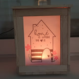 DIY Laterne mit Home-Motiv: "Home is where the heart is" von easy-sticks, präsentiert eine stimmungsvolle Laterne mit sanften Farben und einem liebevollen Design.