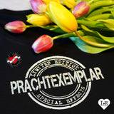 Farbenfrohe Tulpen neben einem T-Shirt mit dem Prachtexemplar Schriftzug in Glitzer, entworfen von easy-sticks.
