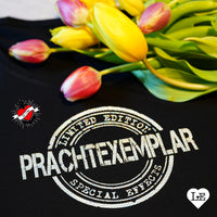 Farbenfrohe Tulpen neben einem T-Shirt mit dem Prachtexemplar Schriftzug in Glitzer, entworfen von easy-sticks.