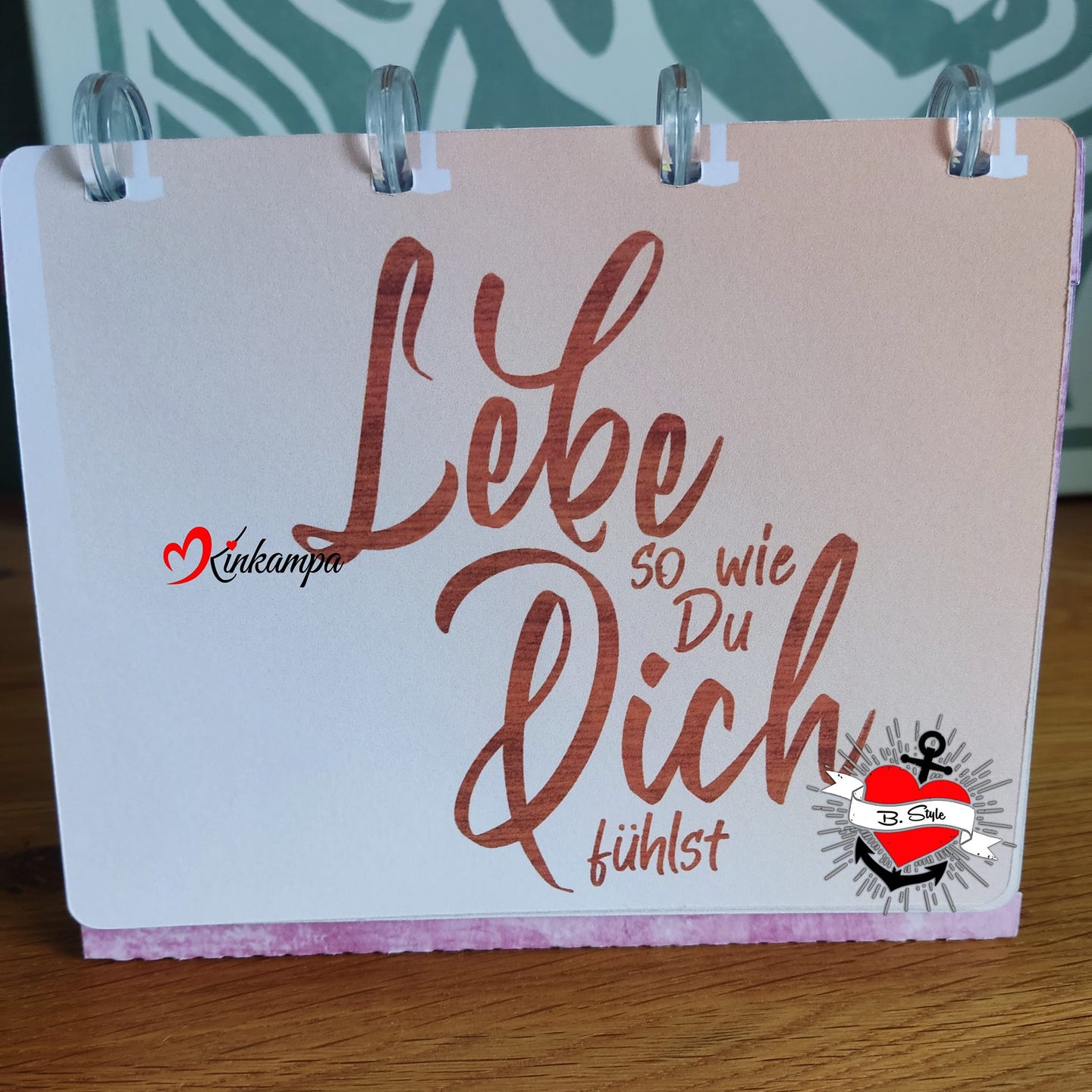 Lebe so wie du dich fühlst Plotterdatei von easy-sticks gedruckt auf einem Kalenderblatt.