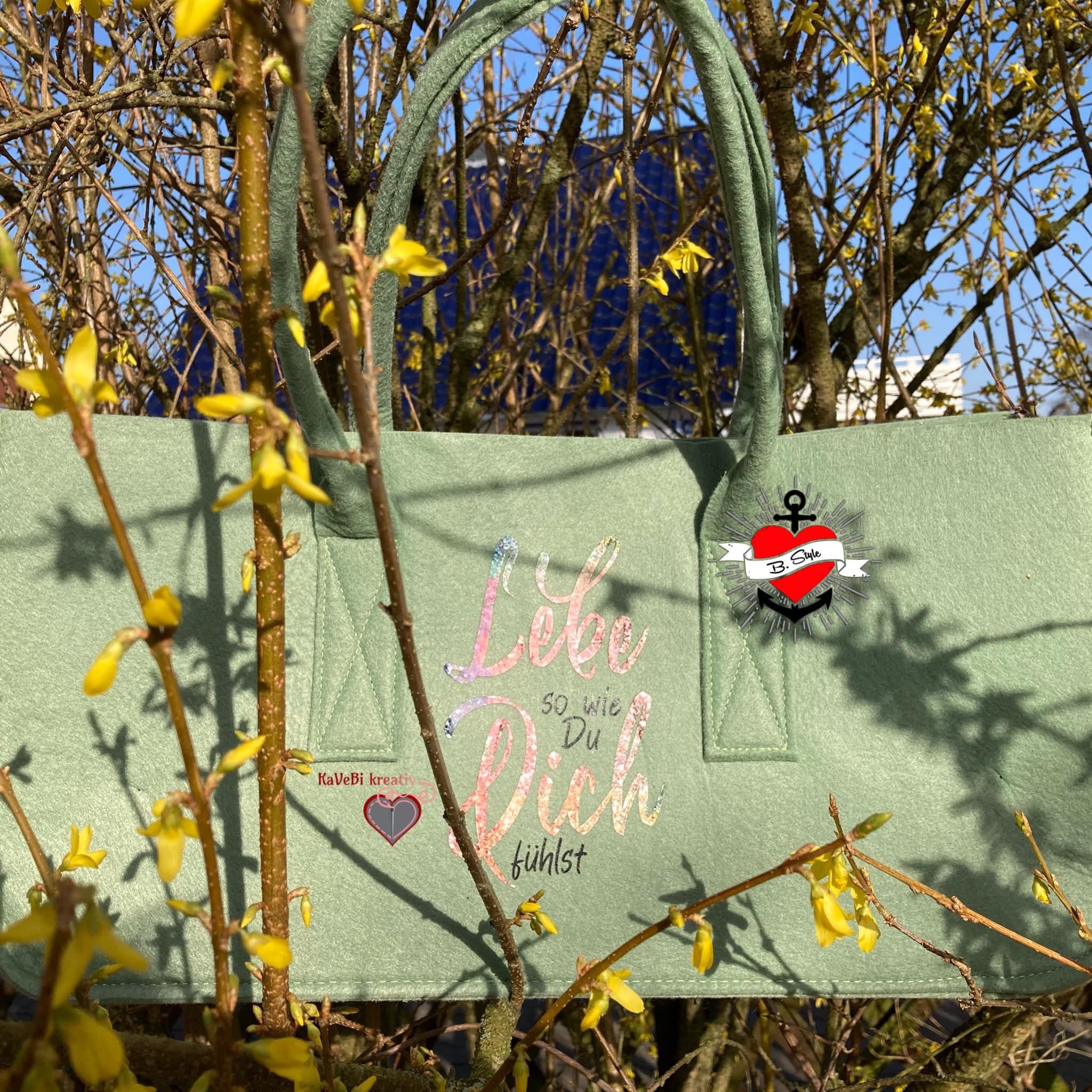 Eine stilvolle Tasche mit dem Aufdruck 'Lebe so wie du dich fühlst', designt mit der Plotterdatei von easy-sticks.