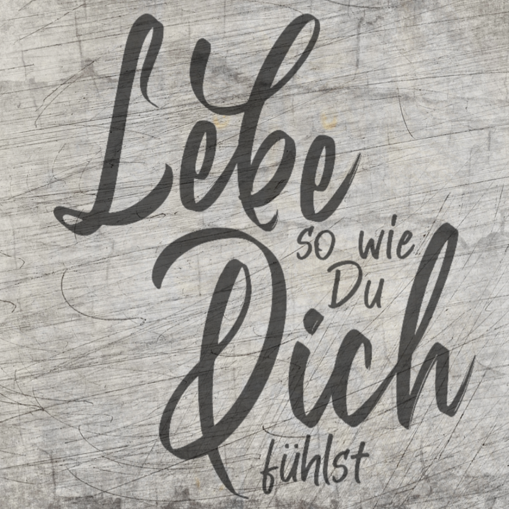 Kreative Laserdatei von easy-sticks mit dem Spruch 'Lebe so wie du dich fühlst' auf einer Holzoberfläche.