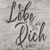 Kreative Laserdatei von easy-sticks mit dem Spruch 'Lebe so wie du dich fühlst' auf einer Holzoberfläche.