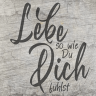 Kreative Laserdatei von easy-sticks mit dem Spruch 'Lebe so wie du dich fühlst' auf einer Holzoberfläche.