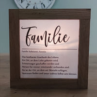 Wunderschöne Lichtbox mit dem Wort 'Familie' in stilvollem Design, perfekt für persönliche Geschenke und Dekoration. Downloadbare PDF-Datei von easy-sticks.