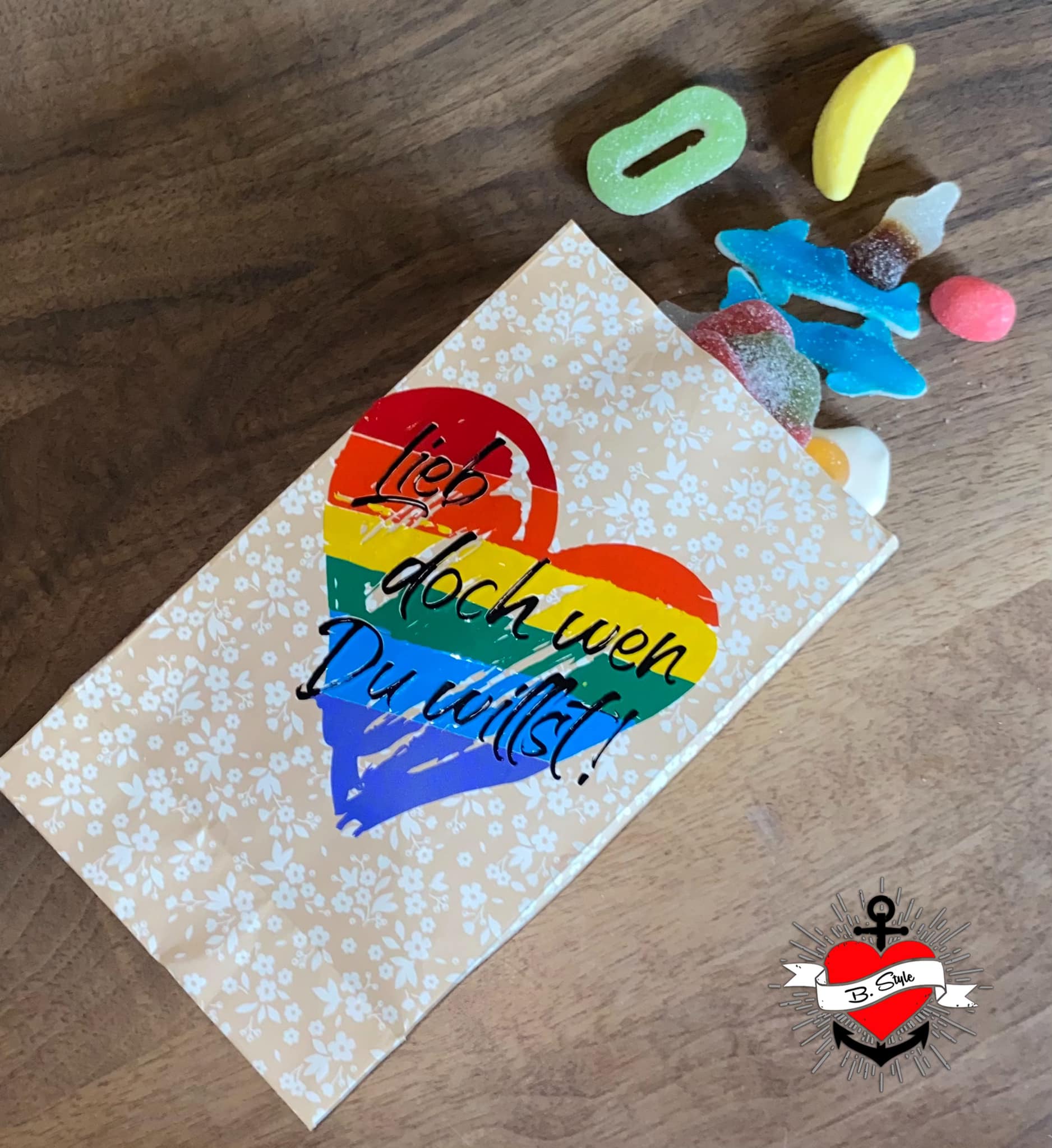 Bunt gestaltete Papiertüte mit dem Spruch "Lieb doch wen du willst!" und Süßigkeiten, entworfen von easy-sticks.