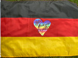 Fahne in den Farben Schwarz-Rot-Gelb, verziert mit dem Herzmotiv "Lieb doch wen du willst!", kreativ gestaltet von easy-sticks.