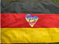 Fahne in den Farben Schwarz-Rot-Gelb, verziert mit dem Herzmotiv "Lieb doch wen du willst!", kreativ gestaltet von easy-sticks.