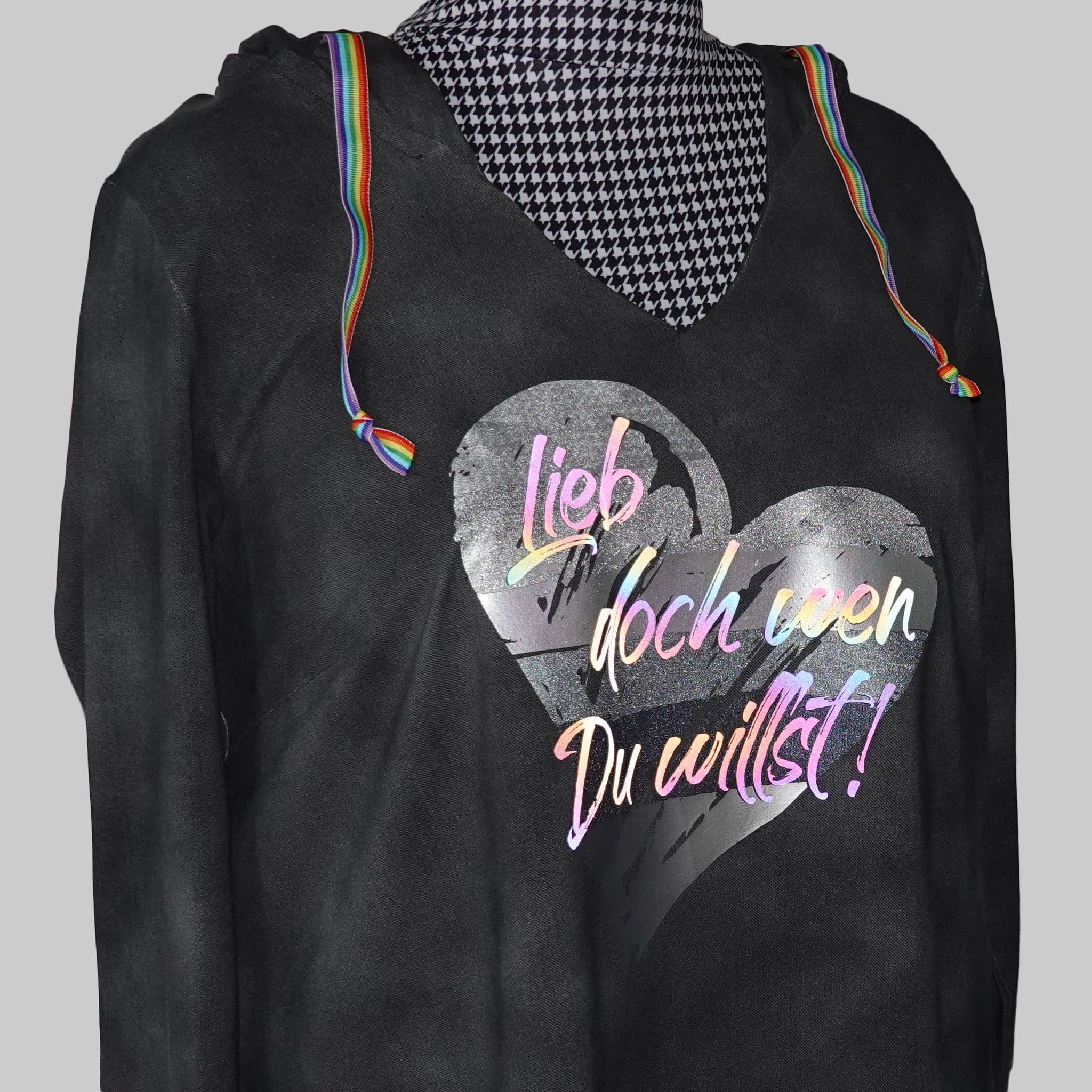 Stylisches Hoodie mit Herzen und dem Schriftzug "Lieb doch wen du willst" von easy-sticks, ideal für kreative Bastelprojekte und DIY-Ideen.