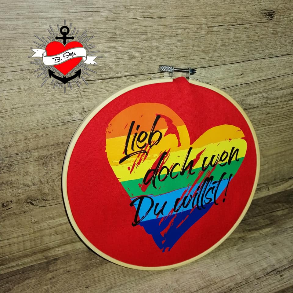 Herzliche Stickerei mit dem Schriftzug "Lieb doch wen du willst!" auf rotem Hintergrund, gestaltet von easy-sticks.