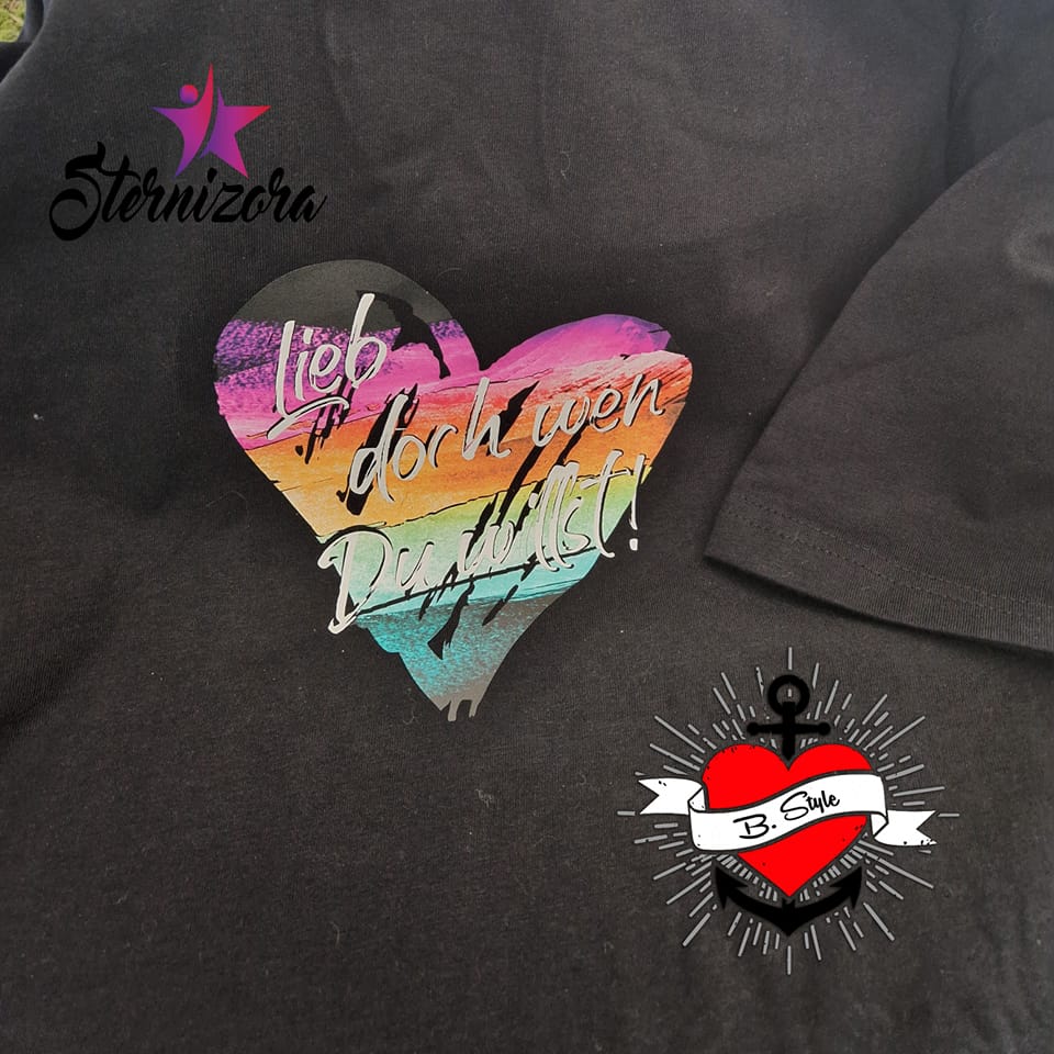 Motiv auf schwarzem Stoff mit dem Text 'Lieb doch wen du willst' von easy-sticks, perfekt für personalisierte Kleidung und kreative Designs.